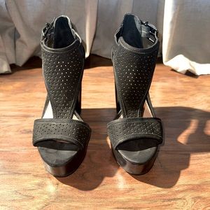 Gianni Bini Byrklee wedge sandal. Size 5.5 black.